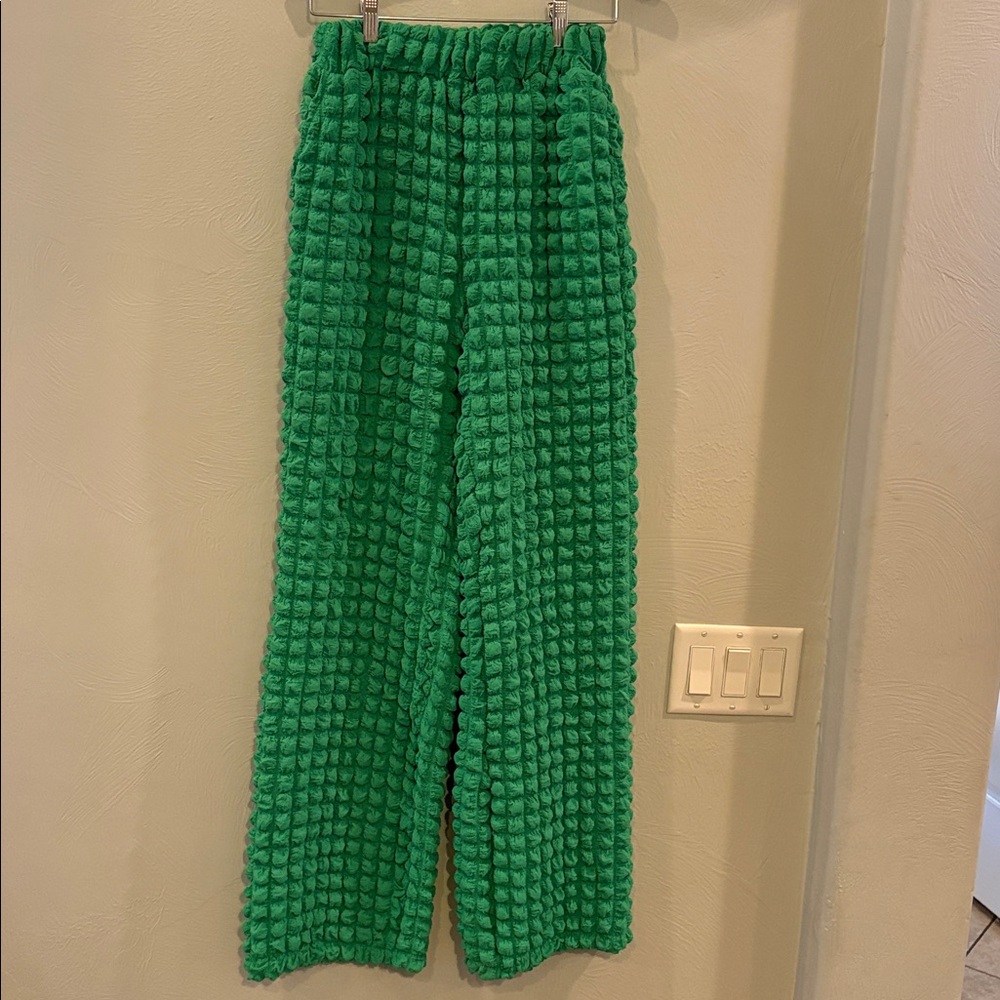 Bailey Rose bright green bubble texture pants‎
